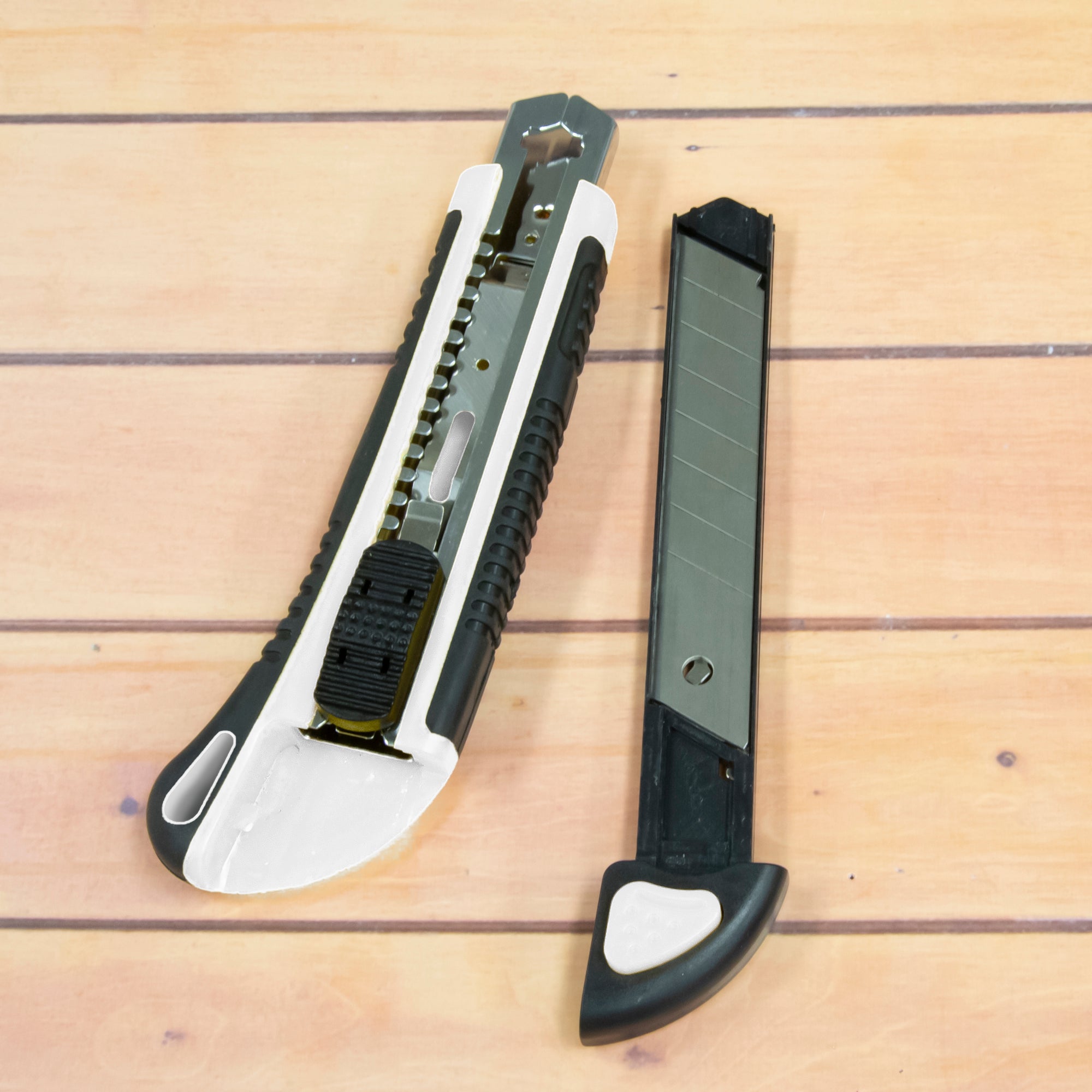 Heavy Duty Self Loading Cutter w/ Grip + 2 Replacement Blades
