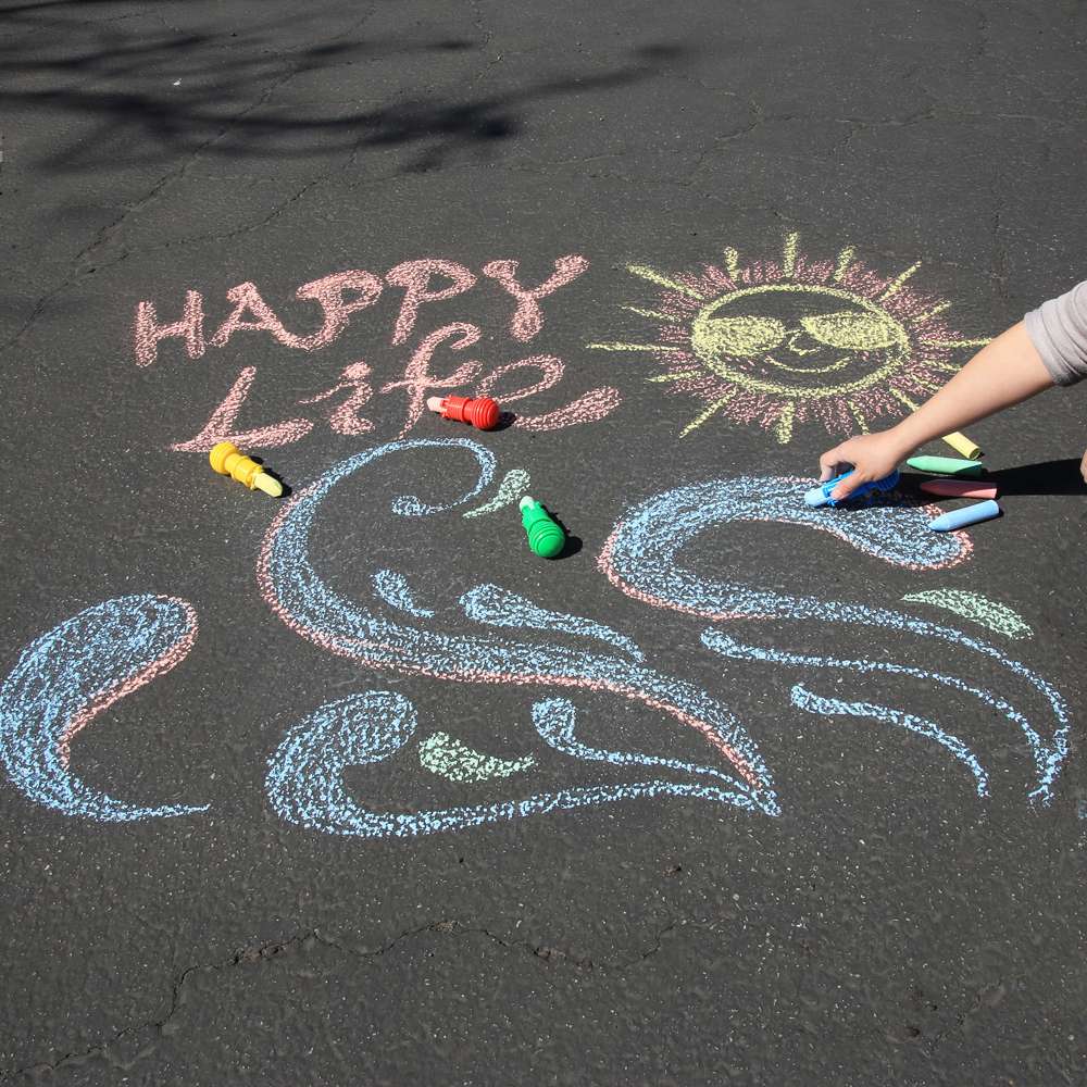 4 Sidewalk Chalk &amp; 1 Chalk Holder